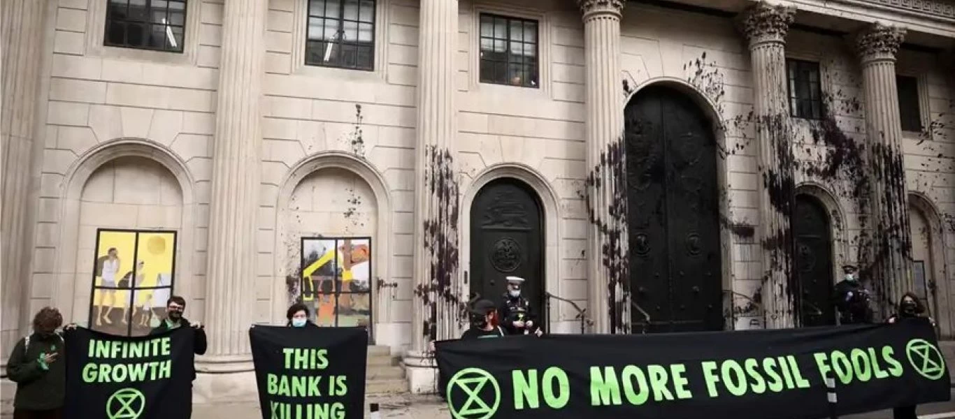 Τράπεζα της Αγγλίας: Ακτιβιστές για το κλίμα στο Λονδίνο βανδάλισαν με μαύρη μπογιά την πρόσοψη της (φωτό)